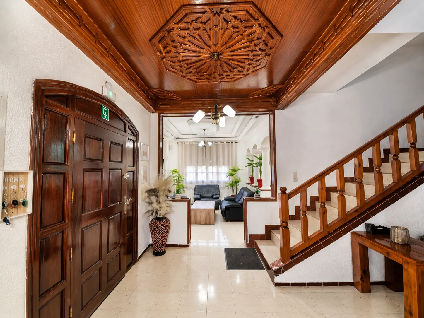 Inkomhal met houten plafond