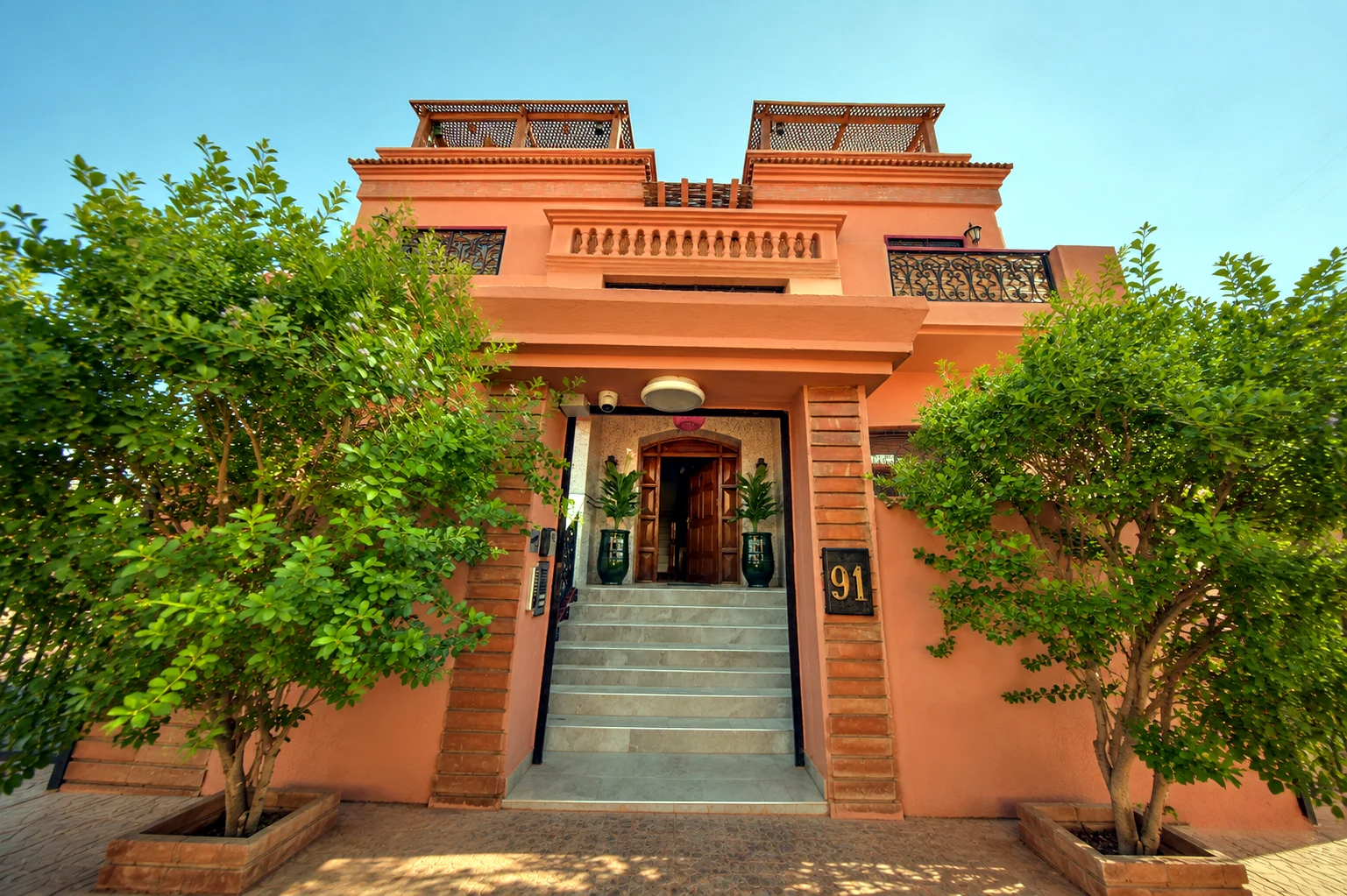 Villa Conforts Marrakech gevel met trap en houten deur